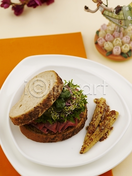 사람없음 JPG 포토 하이앵글 그릇 빵 샌드위치 서양음식 세로 스튜디오촬영 실내 음식 장식 접시 초록색