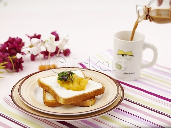 사람없음 JPG 포토 가로 그릇 노란색 디저트 머그컵 보라색 붓기 빵 스튜디오촬영 식빵 식탁보 실내 유리병 음료 음식 장식 접시 제빵 컵 토스트 흰색