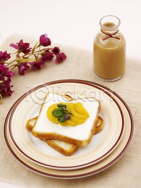 사람없음 JPG 포토 하이앵글 그릇 노란색 디저트 보라색 빵 세로 스튜디오촬영 식빵 실내 유리병 음식 장식 접시 제빵 토스트