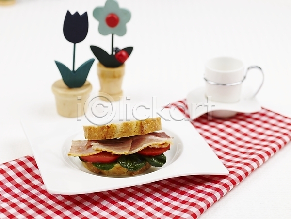 사람없음 JPG 포토 가로 그릇 바게트 베이컨 빵 샌드위치 서양음식 스튜디오촬영 실내 음식 접시 찻잔 채소 커피 토마토