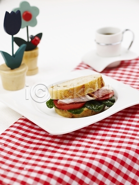 사람없음 JPG 포토 그릇 바게트 베이컨 빵 샌드위치 서양음식 세로 스튜디오촬영 실내 음식 접시 찻잔 채소 커피 토마토