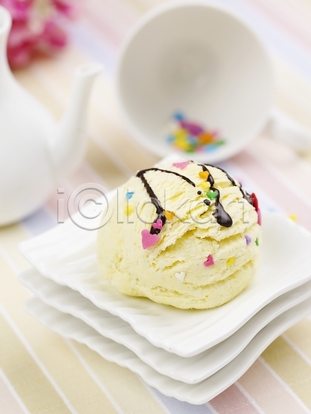 사람없음 JPG 포토 꽃 디저트 바닐라아이스크림 분홍색 세로 스튜디오촬영 시럽 실내 아이스크림 음식 주전자 찻잔 컵받침 흰색
