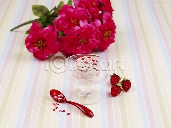 사람없음 JPG 포토 과일 그릇 꽃 디저트 믹싱볼 분홍색 빨간색 숟가락 스튜디오촬영 식물 실내 아이스크림 유리그릇 음식