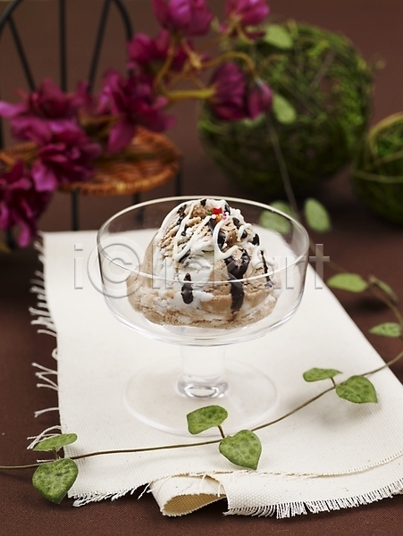 사람없음 JPG 포토 디저트 세로 스튜디오촬영 시럽 실내 아이스크림 음식 의자 장난감 장식 초콜릿