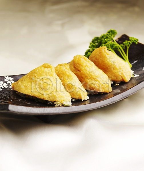 사람없음 JPG 포토 세로 스튜디오촬영 실내 유부초밥 음식 일본음식 접시 초록색 파슬리
