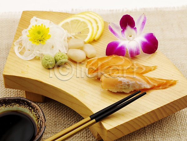 사람없음 JPG 근접촬영 포토 가로 간장 그릇 레몬 스튜디오촬영 실내 연어 음식 일본음식 장식 접시 젓가락 초밥