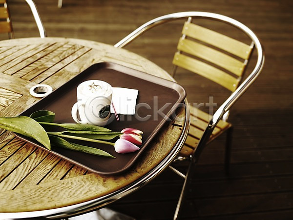 사람없음 JPG 포토 가구 가로 꽃 두송이 머그컵 봄 분홍색 식물 야외 음료 의자 쟁반 초록색 카페 커피 컵 탁자 튤립