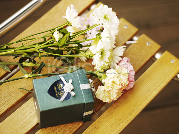 사람없음 JPG 포토 하이앵글 가로 국화 꽃 봄 선물 선물상자 식물 여러송이 오브젝트 의자 카네이션