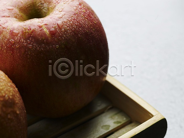 신선 사람없음 JPG 근접촬영 포토 과일 농작물 두개 받침대 사과(과일) 스튜디오촬영 식물 실내 음식 쟁반