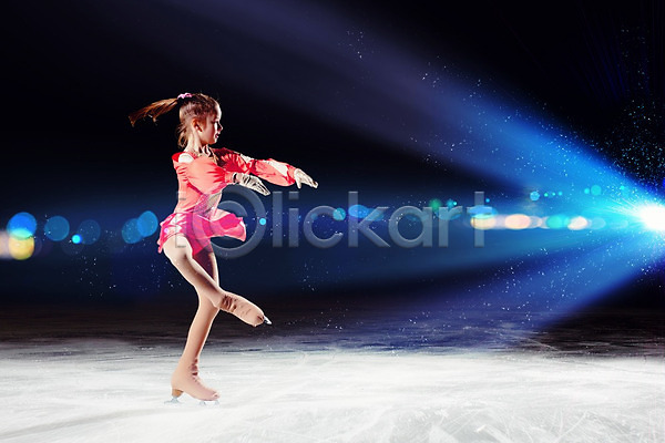 경쟁 백인 사람 소녀한명만 어린이 여자 한명 JPG 포토 해외이미지 겨울 스케이터 스케이팅 스포츠 야외 운동 주간 체육관 피겨스케이터 피겨스케이팅 해외202004