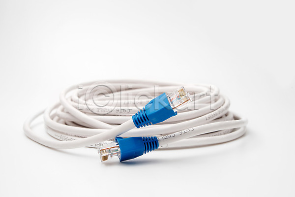 사람없음 JPG 포토 해외이미지 고립 네트워크 디지털 랜 랜선 백그라운드 부분 선 연결 웹 인터넷 자료 장비 철사 컴퓨터 코드 파란색 플러그 해외202004 흰배경 흰색