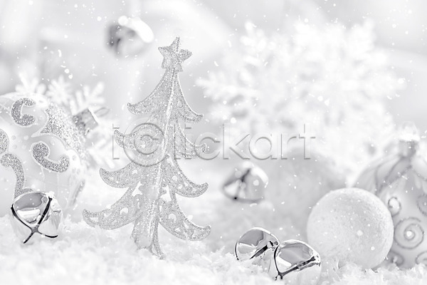 새로움 축하 사람없음 JPG 포토 해외이미지 12월 겨울 공 나무 눈송이 디자인 묘사 백그라운드 숲 은색 장식 장식볼 축제 크리스마스 해외202004 흰색