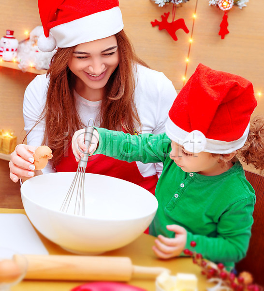 기쁨 준비 축하 행복 두명 사람 소년 아기 어린이 여자 JPG 포토 해외이미지 가족 겨울 굽기 딸 만들기 미소(표정) 빨간색 산타클로스 새해 아들 엄마 요리 음식 장식 전통 주방 쿠키 크리스마스 해외202004