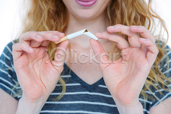 30대 백인 성인 성인여자한명만 여자 한명 JPG 근접촬영 앞모습 포토 해외이미지 금연 담배 담배꽁초 상반신 자르기 해외202004 흰배경
