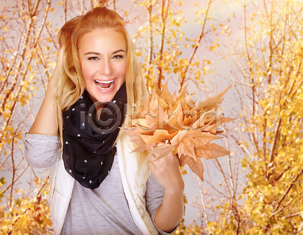 기쁨 행복 화려 백인 사람 성인 성인여자한명만 여자 한명 JPG 포토 해외이미지 10월 가을(계절) 계절 공원 나무 날씨 노란색 단풍 모델 미소(표정) 숲 야외 얼굴 유행 잎 자연 해외202004