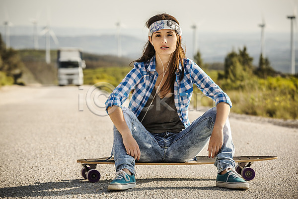 청춘(젊음) 휴식 백인 성인 성인여자한명만 여자 한명 JPG 포토 해외이미지 거리 도시 라이프스타일 스케이터 스케이트보드 스포츠 앉기 야외 해외202004