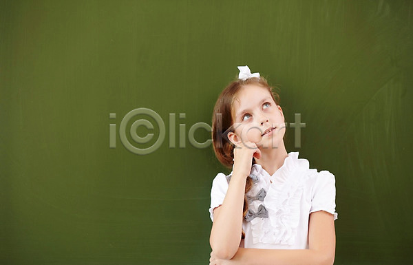 백인 사람 소녀한명만 어린이 여자 한명 JPG 포토 해외이미지 교실 교육 미소(표정) 분필 서기 수업 수학 실내 여학생 책 초록색 칠판 학교 학생 해외202004