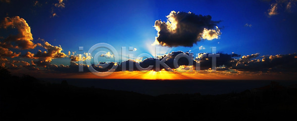 평화 사람없음 JPG 포토 해외이미지 계절 구름 날씨 내추럴 노란색 맑음 물 바다 벽지 빛 빨간색 새벽 아침 여름 여행 오렌지 일몰 일출 자연 장면 저녁 태양 파노라마 파도 파란색 풍경 하늘 해외202004 해외포토 햇빛 환경 황혼 휴가