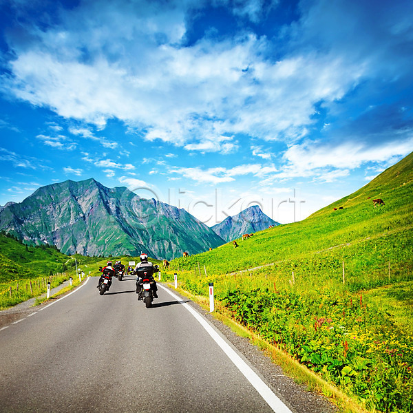 사람 여러명 JPG 포토 해외이미지 고속도로 도로 라이더 산 산악지대 소 스포츠 승차 알프스 야외 여름(계절) 여행 오스트리아 오토바이 운전 유럽 주간 초록색 풍경(경치) 하늘 해외202004 휴가