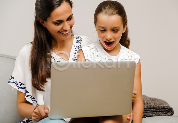 두명 백인 사람 성인 어린이 여자 JPG 포토 해외이미지 가르침 가족 거실 교사 교육 노트북 딸 미소(표정) 소파 스터디 엄마 컴퓨터 학교 학생 학습 해외202004
