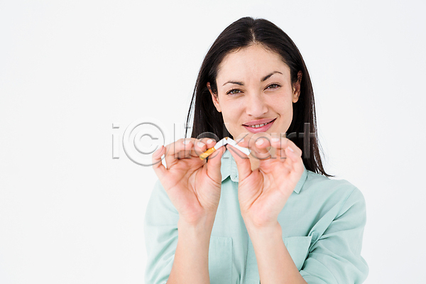 30대 성인 여자 한명 JPG 포토 해외이미지 금연 담배 미소(표정) 해외202004 흰배경