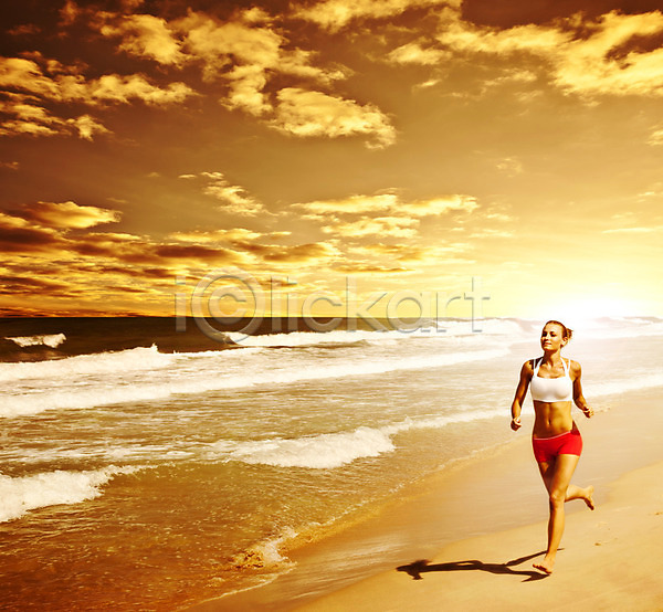 자유 사람 여자 한명 JPG 포토 해외이미지 건강 날씬함 달리기 달리기선수 돌봄 라이프스타일 모델 모래 물 바다 백그라운드 스포츠 신체 야외 여름(계절) 연습 운동 일몰 자연 전력질주 조깅 태양 풍경(경치) 하늘 해외202004 휴가