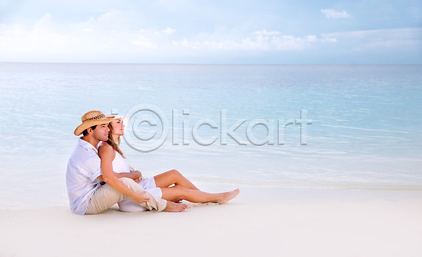 사랑 함께함 행복 휴식 남자 두명 사람 성인 여자 JPG 포토 해외이미지 가족 모래 몰디브 바다 섬 신혼여행 쌍 앉기 야외 여름(계절) 여행 응시 자연 카피스페이스 커플 해외202004 휴가