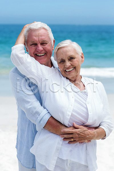 사랑 평화 함께함 행복 70대 남자 노년 노인만 두명 백인 여자 JPG 포토 해외이미지 노후 맑음 모래 물 미소(표정) 바다 여름(계절) 커플 파도 포옹 해외202004 휴가