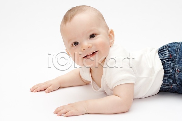 천진난만 행복 사람 아기 어린이 한명 JPG 포토 해외이미지 감정 개발 거짓말 걸음마 결백 라이프스타일 미소(표정) 얼굴 웃음 장난 표현 해외202004