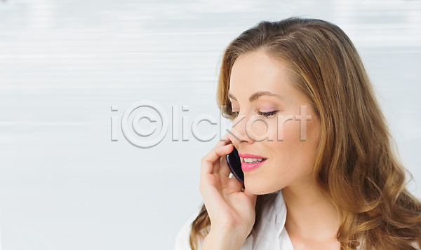 스마트 행복 30대 백인 성인 여자 한명 JPG 포토 해외이미지 갈색머리 무선전화기 미소(표정) 비즈니스우먼 사무실 스타일 실내 얼굴 직장 해외202004 핸드폰