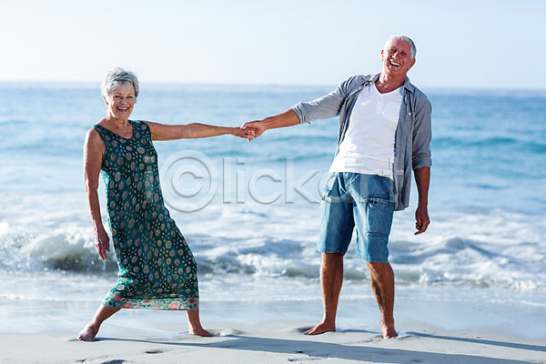 사랑 함께함 행복 70대 남자 노년 노인만 두명 백인 여자 JPG 포토 해외이미지 노후 맑음 모래 물 미소(표정) 바다 여름(계절) 잡기 커플 파도 해외202004 화창 휴가