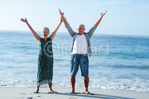 사랑 함께함 행복 70대 남자 노년 노인만 두명 백인 여자 JPG 포토 해외이미지 노후 맑음 모래 물 미소(표정) 바다 여름(계절) 커플 파도 해외202004 화창 휴가