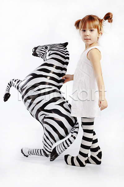 청춘(젊음) 사람 어린이 여자 한명 JPG 포토 해외이미지 고립 동물 얼룩말 옷 유행 작음 장난감 줄무늬 초보 해외202004 흰색