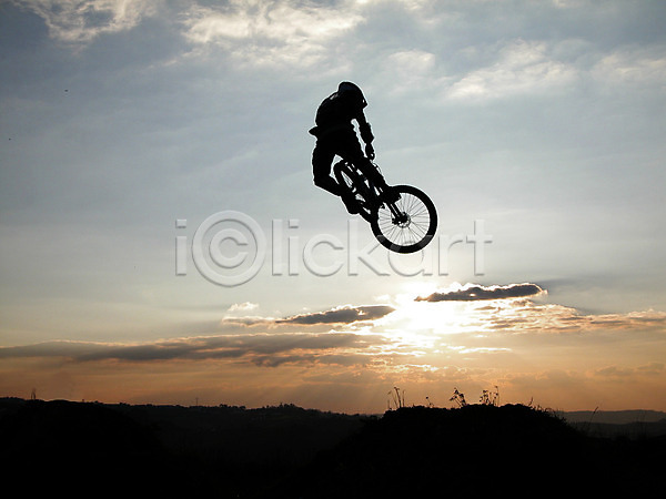 청춘(젊음) 10대 소년 십대남자한명만 한명 JPG 포토 해외이미지 거리 공원 놀이 사이클링 산 산악자전거 스포츠 승차 야간 야외 자전거 점프 주간 프리스타일 해외202004 헬멧