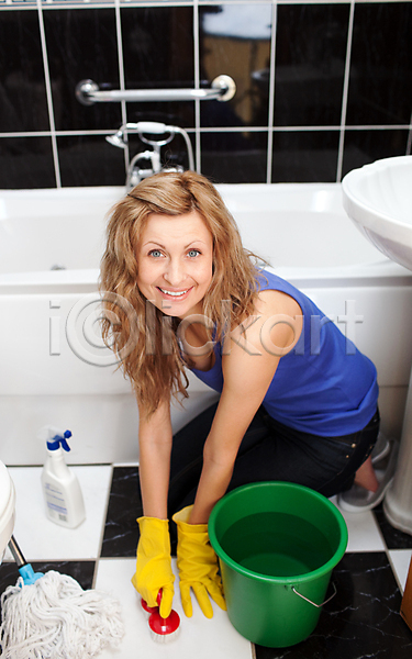 행복 활기 활발 백인 사람 성인 여자 한명 JPG 포토 해외이미지 목욕 미소(표정) 샤워실 양동이 욕실 위생 청소 해외202004 화장실