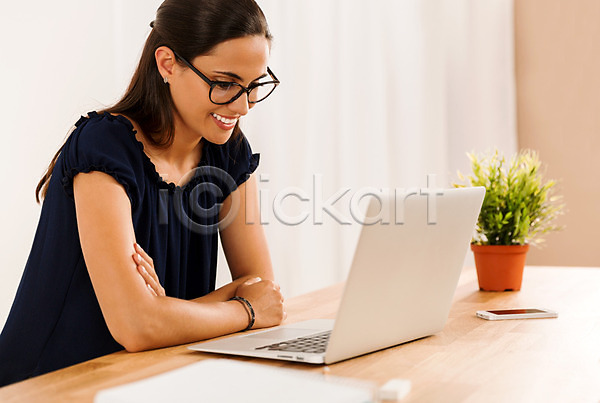 백인 사람 성인 성인여자한명만 여자 한명 JPG 포토 해외이미지 교사 교육 노트북 미소(표정) 비즈니스 사무실 안경 앉기 컴퓨터 학생 해외202004