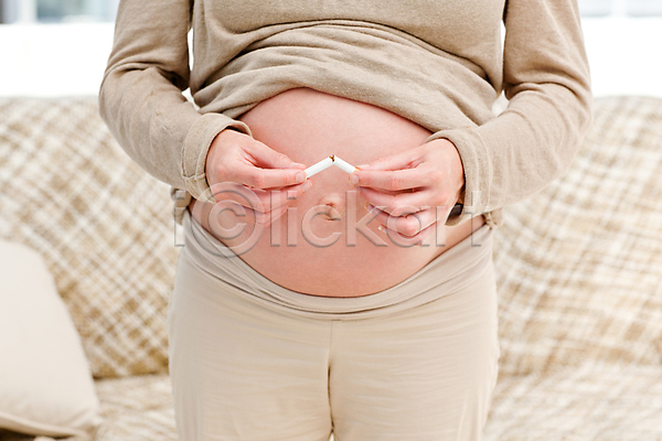 백인 사람 성인 여자 한명 JPG 포토 해외이미지 금연 나쁜 담배 미소(표정) 서기 엄마 의료성형뷰티 임산부 임신 해로움 해외202004