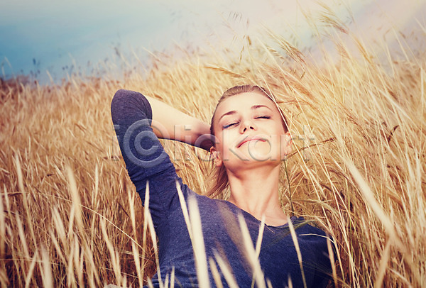 사람 성인여자한명만 여자 한명 JPG 포토 해외이미지 가을(계절) 꿈 농업 농작물 농장 미소(표정) 밀 밭 수확 야외 자연 추수 해외202004 호밀