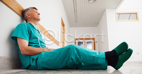 60대 남자 백인 중년 한명 JPG 포토 해외이미지 건강 방법 백그라운드 병원 복도 수술 실내 앉기 올려보기 외과 의료성형뷰티 의사 직장 청진기 출입구 해외202004