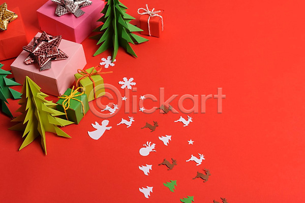 새로움 축하 사람없음 JPG 포토 해외이미지 겨울 계절 나무 나뭇가지 노엘 목재 백그라운드 빨간색 선물 신용카드 연도 우주 인사 장식 전나무 정상 초록색 축제 크리스마스 해외202004 황금 휴가 흰색