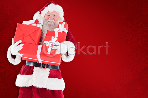 남자 노년 노인남자한명만 한명 JPG 앞모습 포토 해외이미지 들기 빨간색 산타클로스 상반신 선물상자 크리스마스 해외202004