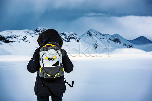 산책 추위 남자 사람 여자 한명 JPG 뒷모습 포토 해외이미지 겨울 공원 모험가 배낭 백패커 북극 빙하 산 스칸디나비아 아이슬란드 야외 여행 여행객 유럽 자연 트래킹 풍경(경치) 하이커 하이킹 해외202004 휴가