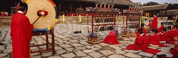 남자 남자만 사람 여러명 JPG 포토 건물 건축 건축물 공연 국악 국악기 궁전 악기 야외 전통 종묘 종묘제례악 주간 파노라마 한국 한국전통