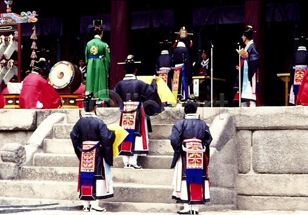 남자 남자만 사람 여러명 JPG 뒷모습 포토 공연 궁전 궁중의례 야외 전통 전통의상 전통의식 종묘 종묘제례악 주간 한국 한국문화 한국전통