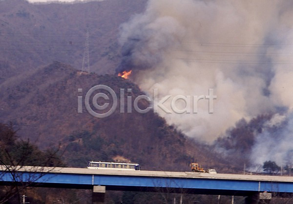 JPG 포토 도로 버스 불 산 산불 야외 연기 자동차 자연재해 재해 주간 화재