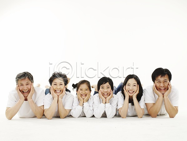 행복 화목 남자 노년 동양인 사람 여러명 여자 한국인 JPG 포토 가정 가족 누끼 대가족 미소(표정) 셔츠 스튜디오촬영 실내 실버라이프 엎드리기 웃음 청바지 턱괴기 흰색