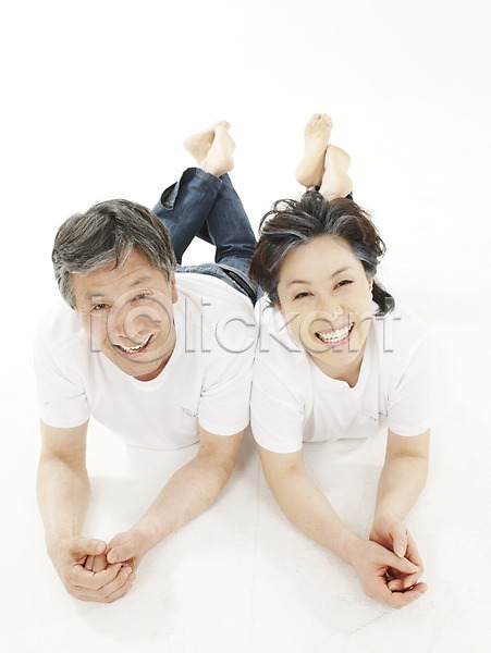 행복 화목 남자 노년 노인만 동양인 두명 사람 여자 한국인 JPG 포토 누끼 미소(표정) 부부 셔츠 스튜디오촬영 실내 실버(노인) 엎드리기 웃음 청바지 커플 흰색
