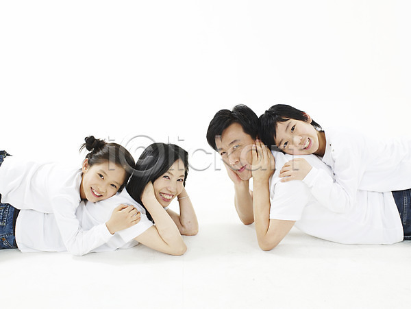 행복 화목 남자 동양인 사람 여러명 여자 한국인 JPG 포토 가족 미소(표정) 셔츠 스튜디오촬영 실내 엎드리기 웃음 흰색