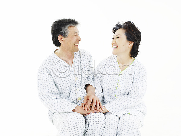 행복 화목 남자 노년 노인만 동양인 두명 사람 여자 한국인 JPG 포토 가로 노부부 누끼 마주보기 미소(표정) 부부 상반신 성자 스튜디오촬영 실내 실버(노인) 실버라이프 웃음 의학 커플 할머니 할아버지 환자 환자복