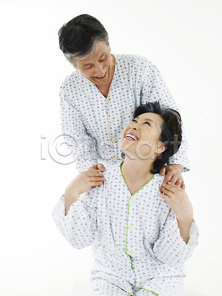 행복 화목 남자 노년 노인만 동양인 두명 사람 여자 한국인 JPG 포토 노부부 누끼 미소(표정) 상반신 성자 세로 스튜디오촬영 실내 실버(노인) 실버라이프 웃음 의학 할머니 할아버지 환자 환자복